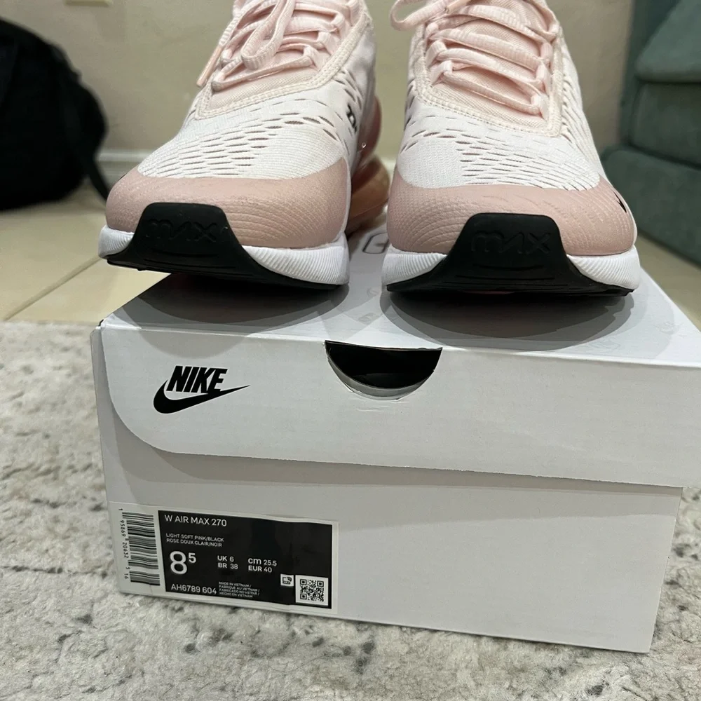 Nike Women’s Air Max 270 - Picture 3 of 7